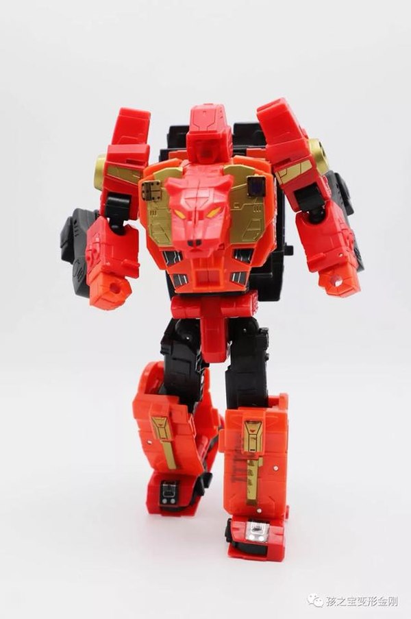 Power Of The Primes Titan Class Predaking   In Hand Images Of Individual Predacons  (7 of 28)